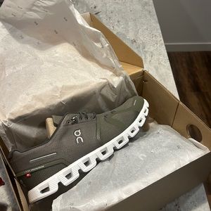 On cloud tennis shoes